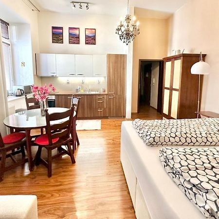 Home Away Main Square Apartment 포프라트 외부 사진