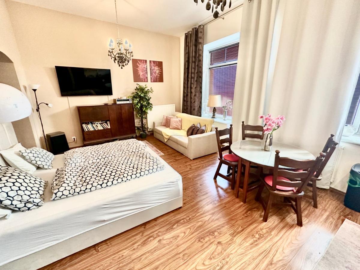 Home Away Main Square Apartment 포프라트 외부 사진